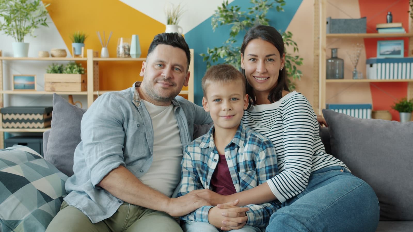 Une famille partageant un moment de complicité